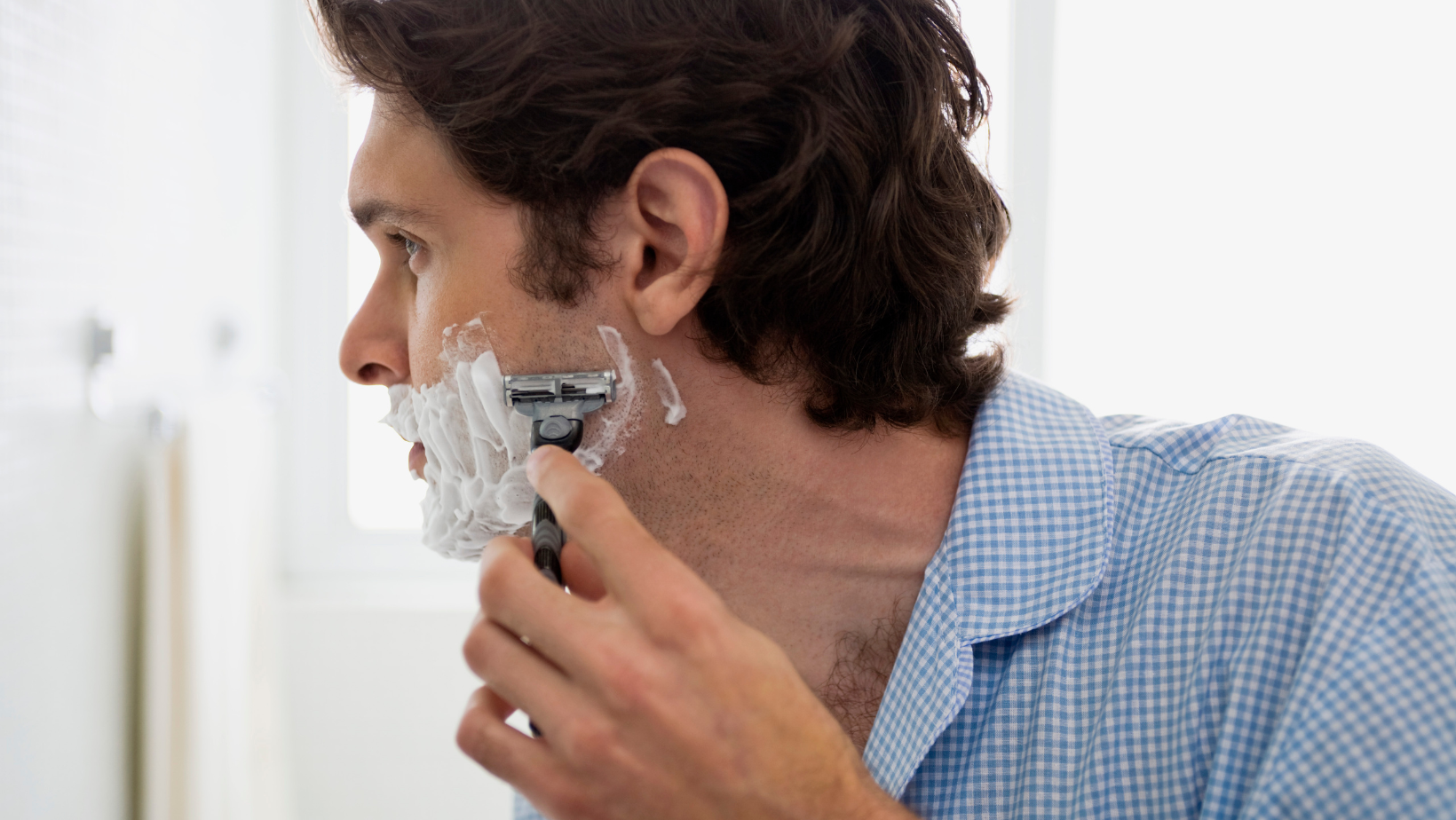 immagine di uomo che si rade