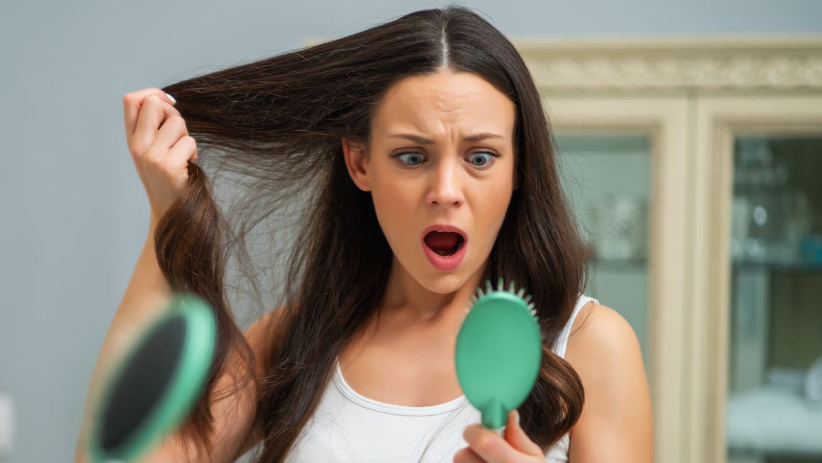 donna che si spazzola i capelli