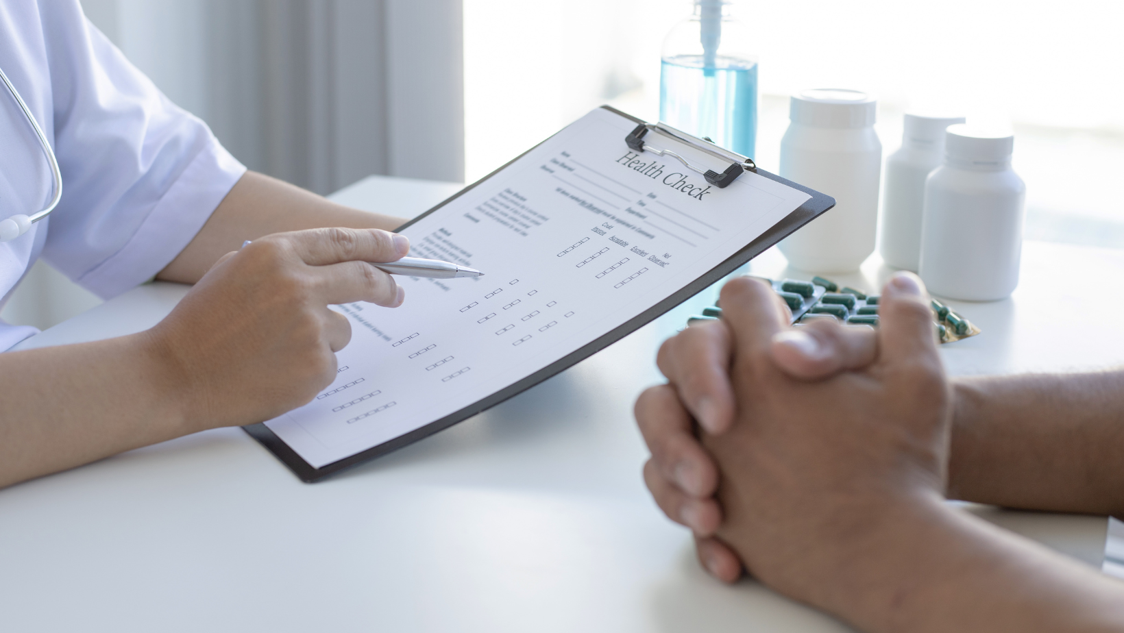 Medico compila una scheda di valutazione durante una visita con un paziente per un problema di erezione