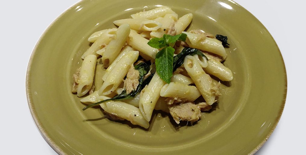 Penne di cappelli con curry e tonno